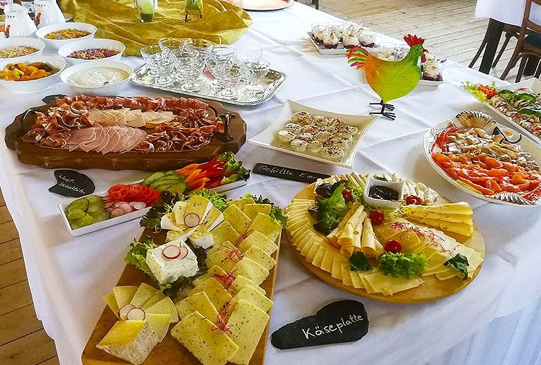 Buffet mit Käseplatte in unserem Veranstaltungsraum