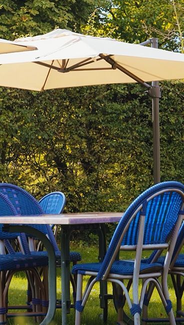 Tische in unserem sonnigen Biergarten